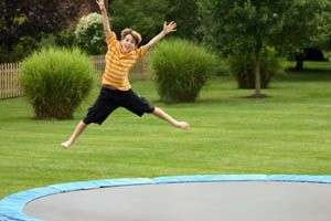 grand trampoline dans un grand jardin
